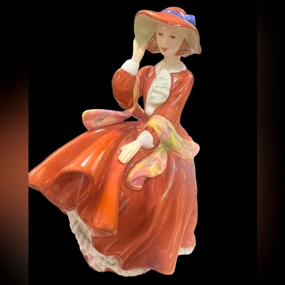 VINTAGE ROYAL DOULTON BEST OF THE CLASSICS “TOP OF THE HILL” LADY FIGURINE